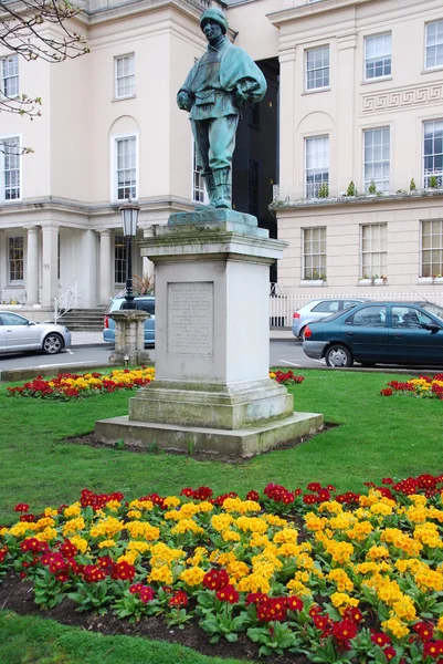 爱德华艾德里安 · 威尔逊雕像在伯恩茅斯 — 图库照片