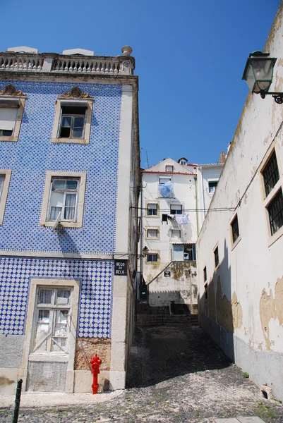 Övergivna bostäder byggnad/gränd i Lissabon — Stockfoto