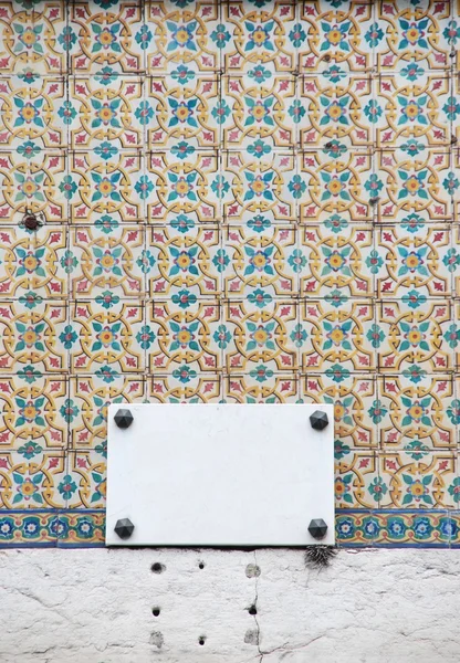 Portekizce azulejos ve boş bir işaret — Stok fotoğraf