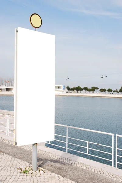Posto de sinalização vazio perto da água — Fotografia de Stock