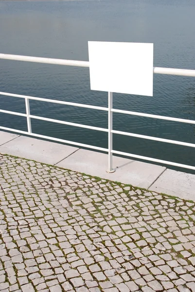 Порожній знак біля води — стокове фото
