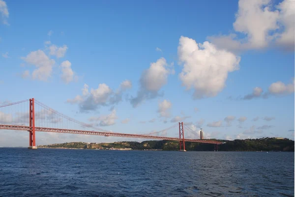 25 april-brug in Lissabon, portugal — Stockfoto