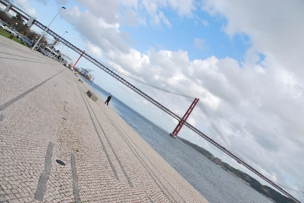 25 апреля мост в Лиссабоне, Португалия — стоковое фото