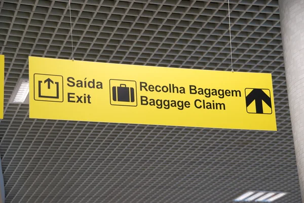 Exit och bagage hävdar tecken — Stockfoto