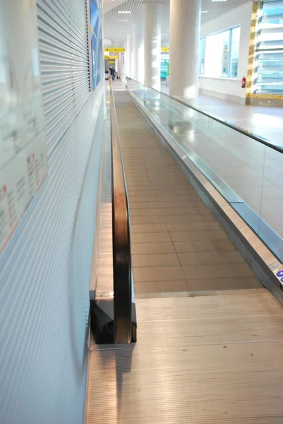 Moderna rulltrappa — Stockfoto