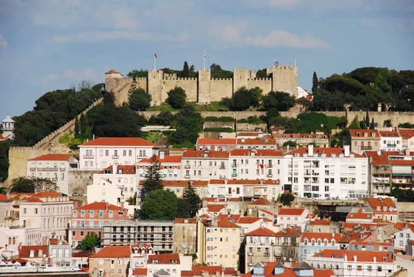 Paysage urbain de Lisbonne avec le château de Sao Jorge — Photo