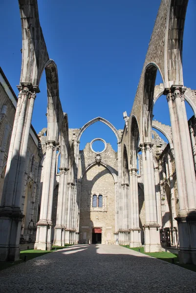 Ruínas da Igreja do Carmo em Lisboa, Portugal — Fotografia de Stock