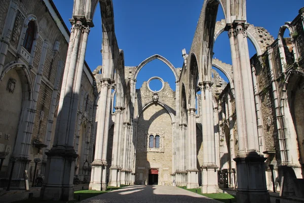 Rovine della Chiesa di Carmo a Lisbona, Portogallo — Foto Stock