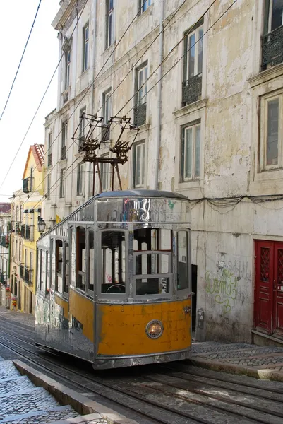 Bica elevador eléctrico em Lisboa, Portugal — Fotografia de Stock