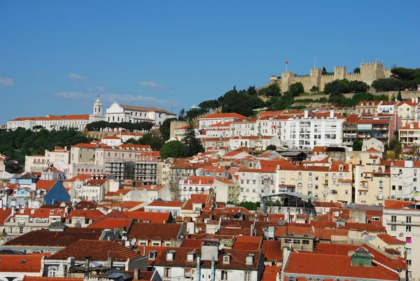 Lissabon stadsbilden med sao jorge-slottet och graca — Stockfoto