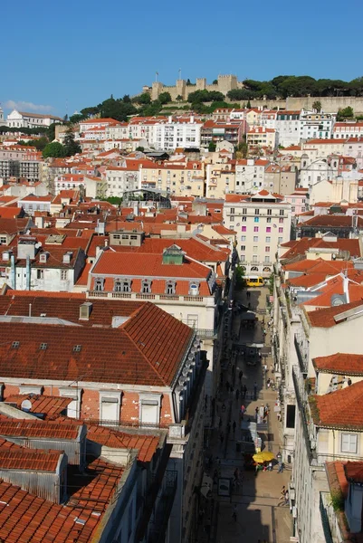 Lissabon stadsgezicht met sao jorge kasteel — Stockfoto