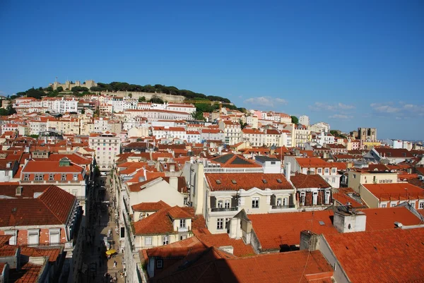 Lissabon stadsbilden med sao jorge-slottet och se — Stockfoto