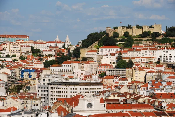 Paysage urbain de Lisbonne avec le château de Sao Jorge — Photo