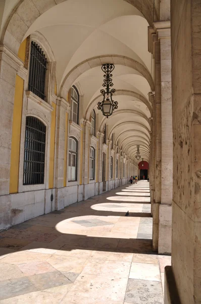 Kereskedelmi téren arcades Lisszabonban — Stock Fotó