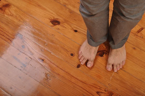 Homme pieds nus — Photo