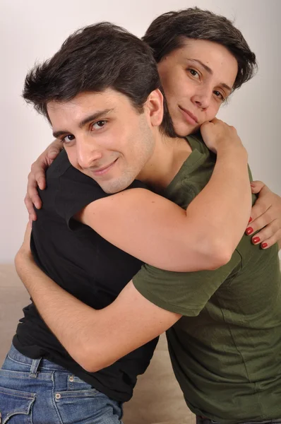 Брат и сестра обнимаются — стоковое фото