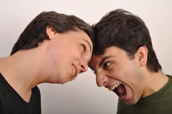 Kvinna och man skriker ansikte mot ansikte — Stockfoto