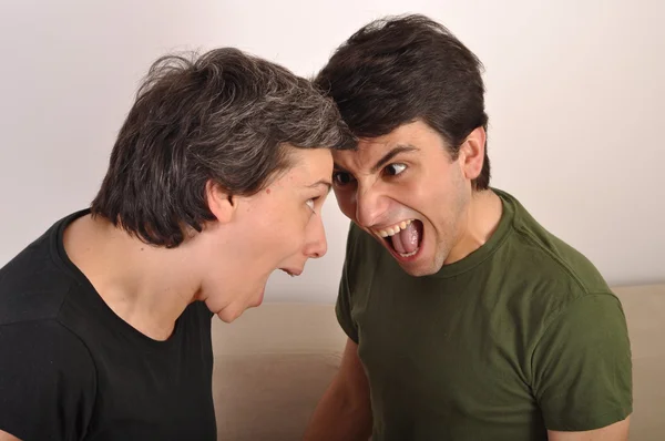 Mulher e homem gritando cara a cara — Fotografia de Stock