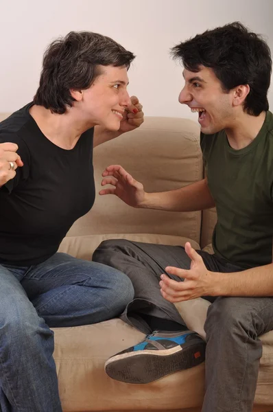 Жінка і чоловік кричать обличчям до обличчя — стокове фото
