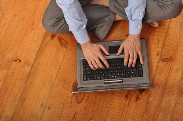 Man surfing the web — Stock Photo, Image