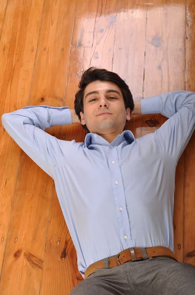 Мужчина лежит на полу — стоковое фото