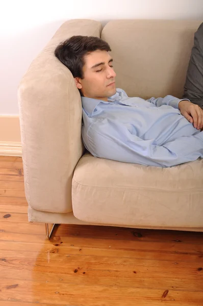 Мужчина спит на диване — стоковое фото