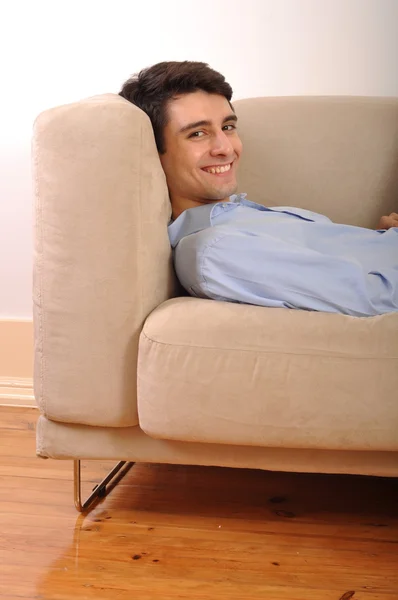 Egy férfi pihen a kanapén. — Stock Fotó