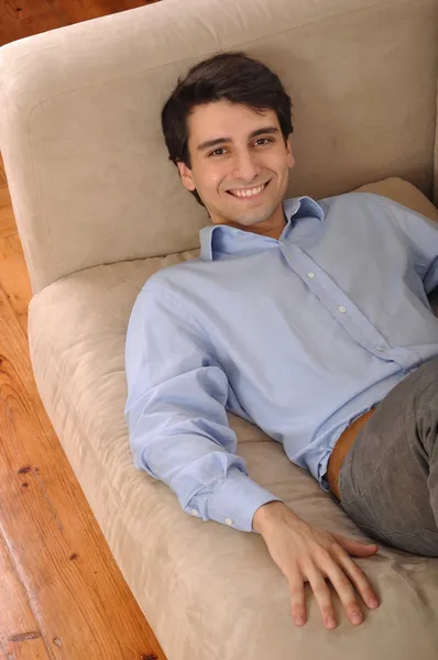 Mężczyzna relaksujący się na kanapie — Zdjęcie stockowe