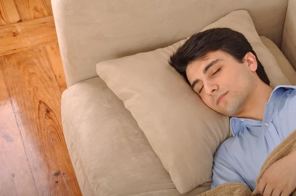 Człowiek śpi na kanapie — Zdjęcie stockowe