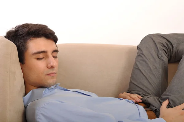 Mann schläft auf der Couch — Stockfoto
