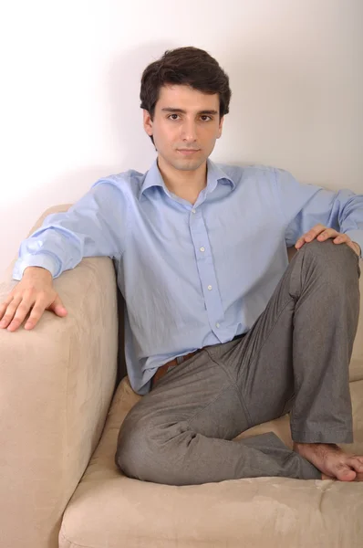 Mężczyzna siedzący na kanapie — Zdjęcie stockowe
