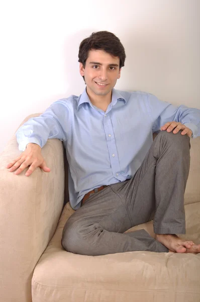 Mężczyzna siedzący na kanapie — Zdjęcie stockowe