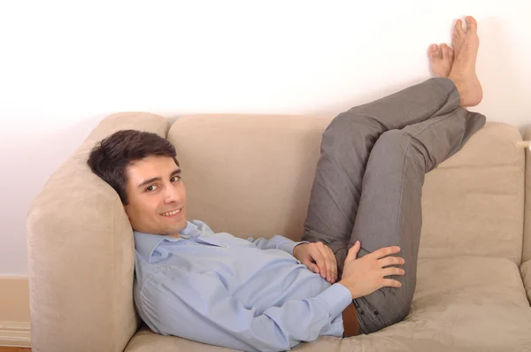Hombre relajándose en el sofá — Foto de Stock
