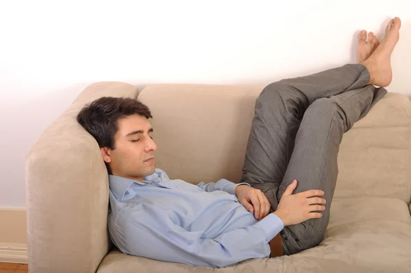 Mann schläft auf der Couch — Stockfoto