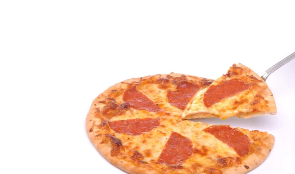Servindo pizza de pepperoni — Fotografia de Stock