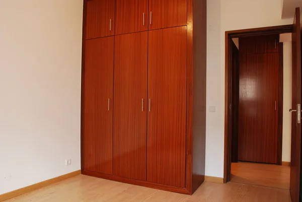 Habitación vacía y limpia con suelo de madera — Foto de Stock