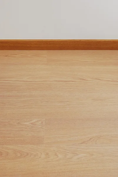 木製の寄せ木張りの床と白い壁のコピー スペース — ストック写真