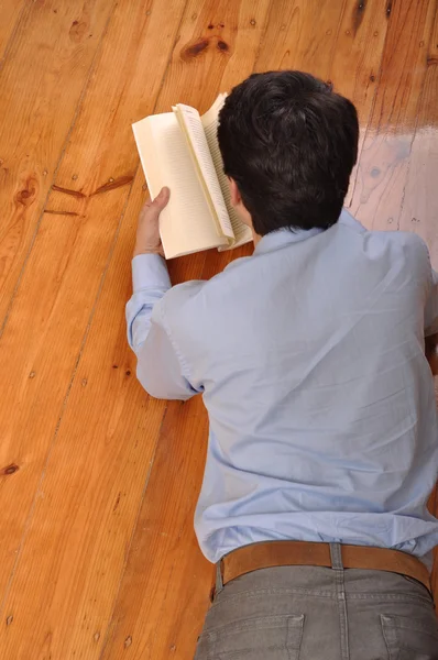 Homme lisant un livre — Photo