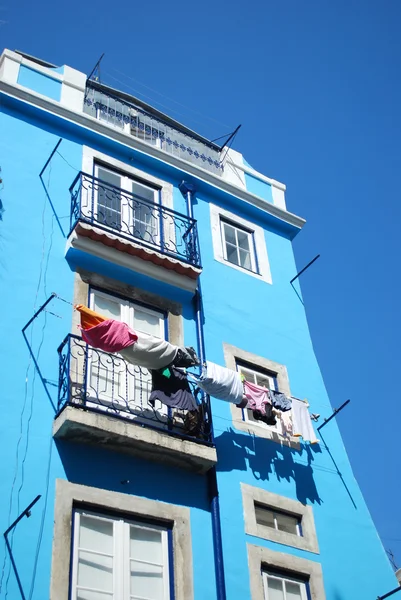 Ubrania, suszenie w oknie w centrum Lizbony — Zdjęcie stockowe