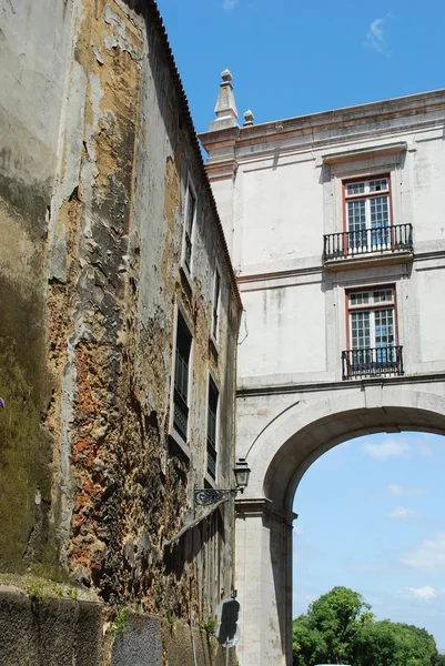 Uszkodzony budynek i gród w centrum Lizbony — Zdjęcie stockowe