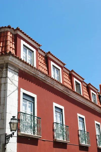 Παραδοσιακό κτίριο κατοικιών στη Λισαβόνα, Πορτογαλία — Φωτογραφία Αρχείου
