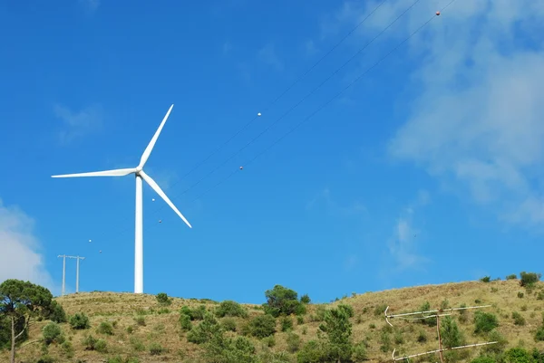 Turbina eólica no topo de uma montanha — Fotografia de Stock