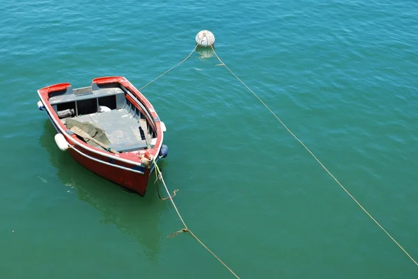 Oude vissersboten in de haven in cascais, portugal — Stockfoto