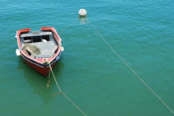 Oude vissersboten in de haven in cascais, portugal — Stockfoto