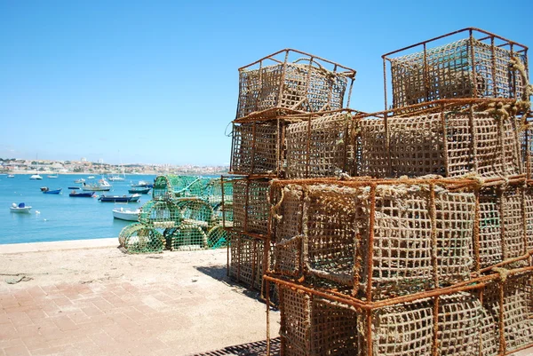 Velhas jaulas de pesca no porto de Cascais, Portugal — Fotografia de Stock