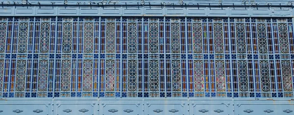 Architektonisches Detail eines antiken Fensters — Stockfoto