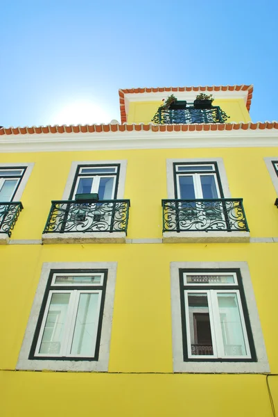 Bright sun with a traditional house building in Lisbon — Stock Photo, Image