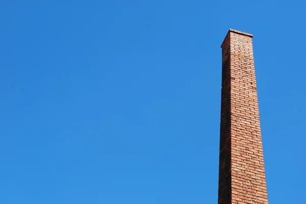 Velha torre de tijolo chaminé de uma antiga fábrica — Fotografia de Stock