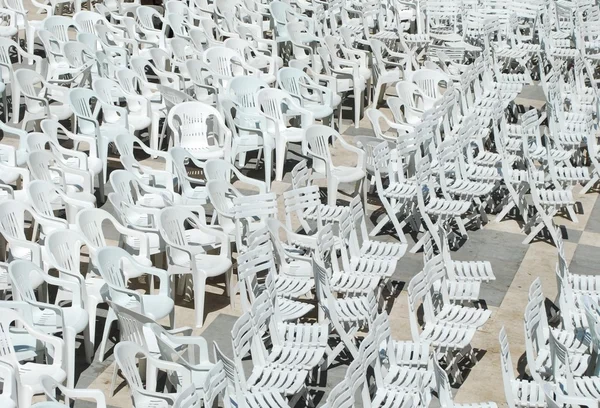 Branco cadeiras de plástico fundo — Fotografia de Stock