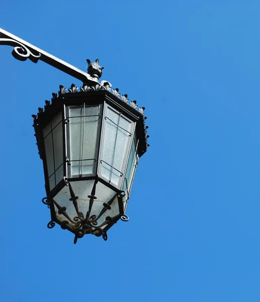 Lanterna velha com fundo céu — Fotografia de Stock